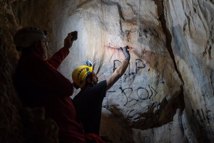 Los investigadores prestan especial atención al "arte rupestre inédito, eminentemente abastracto" que existe en la actividad, así como a las actividades que los neandertales realizaban en su entorno.