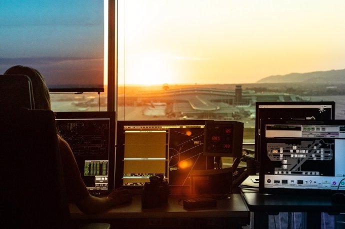 Controladora aérea de Enaire en la torre de control de Barcelona.