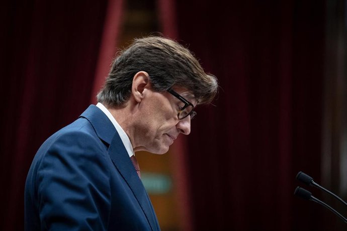 Archivo - El líder del PSC, Salvador Illa, interviene durante el tercer Debate de Política General de la legislatura, en el Parlament de Catalunya, a 27 de septiembre de 2023