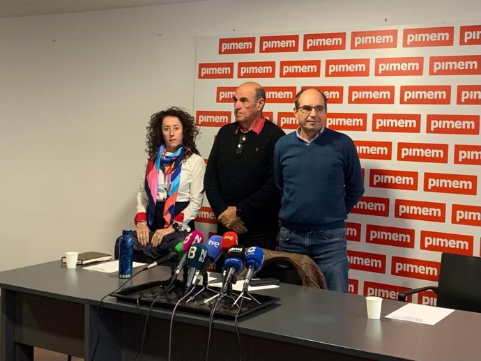 El presidente de Asociación Sindical de Autónomos del Taxi de Mallorca-Pimem, Biel Moragues, y otros representantes del sector del taxi en Mallorca.