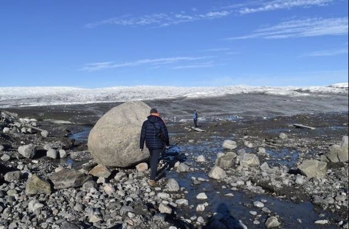 El borde de la capa de hielo de Groenlandia, donde el reciente derretimiento ha dejado el suelo desnudo.