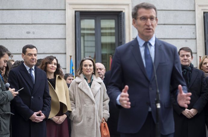 El presidente del Partido Popular, Alberto Núñez Feijóo, atiende a medios a su llegada al acto de homenaje a la Constitución, en el Congreso de los Diputados, a 6 de diciembre de 2023, en Madrid (España). Las Cortes Generales celebran el 45 aniversario 