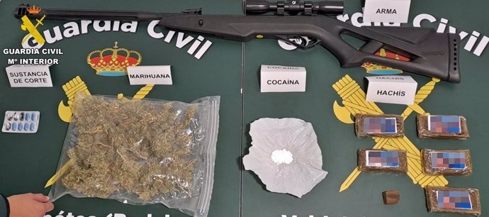 Drogas y arma incuautadas por la Guardia Civil en la operación en Montijo.