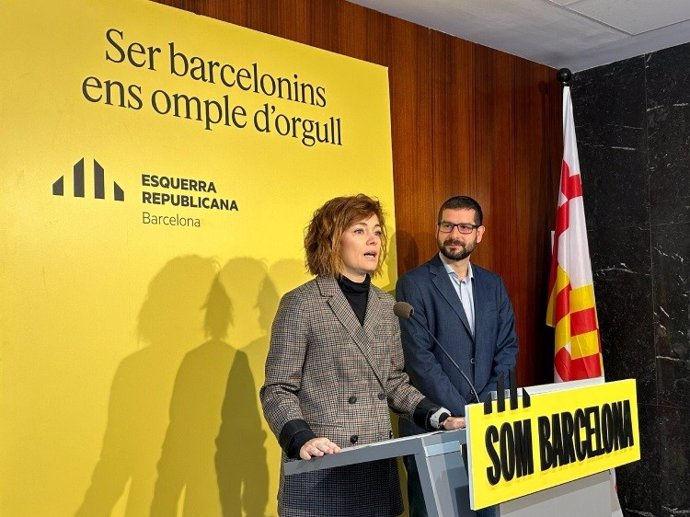 La portavoz de ERC en el Ayuntamiento de Barcelona, Elisenda Alamany, y el portavoz adjunto, Jordi Castellana, en una rueda de prensa este lunes.