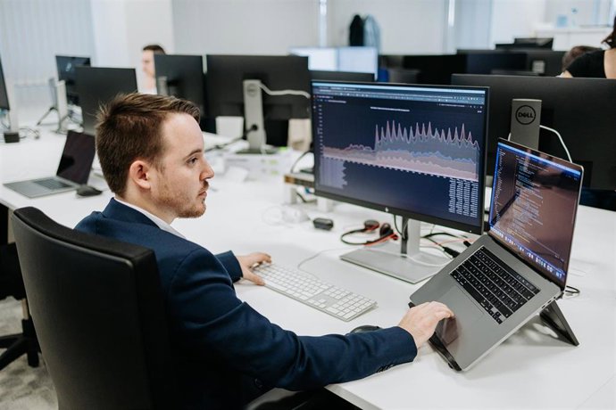 Archivo - Informático en instalaciones de Mercadona IT.