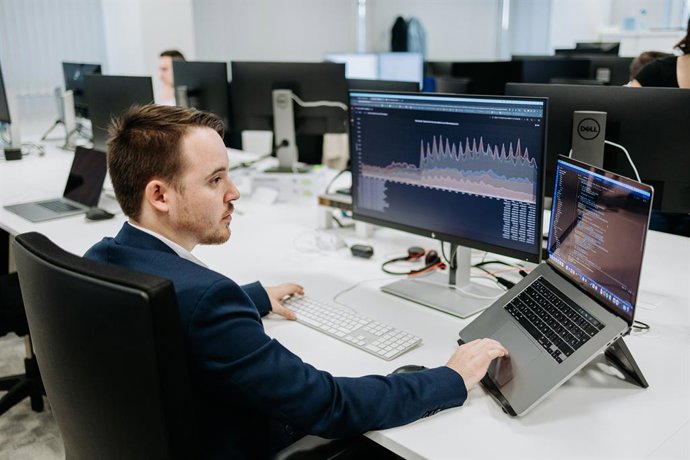 Archivo - Informático en instalaciones de Mercadona IT.