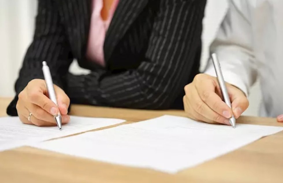 Archivo - Una pareja firmando papeles de divorcio.