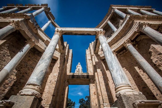 Detalle de la escena del Teatro Romano de Mérida, imagen elegida por el alcalde, Antonio Rodríguez Osuna, para felicitar el 30 aniversario de la declaración como Ciudad Patrimonio de la Humanidad.