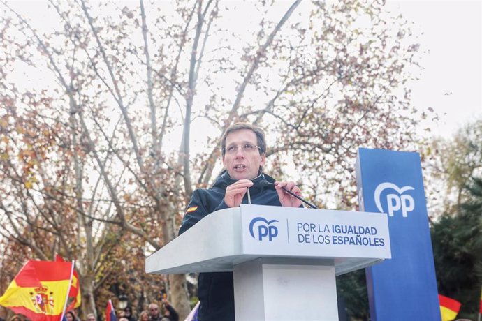 El alcalde de Madrid, José Luis Martínez-Almeida, interviene durante un acto del PP contra la amnistía, en el Templo de Debod