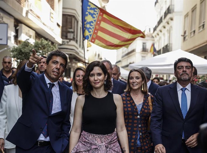Archivo - (I-D) El nuevo presidente de la Generalitat valenciana, Carlos Mazón; la presidenta de la Comunidad de Madrid, Isabel Díaz Ayuso.
