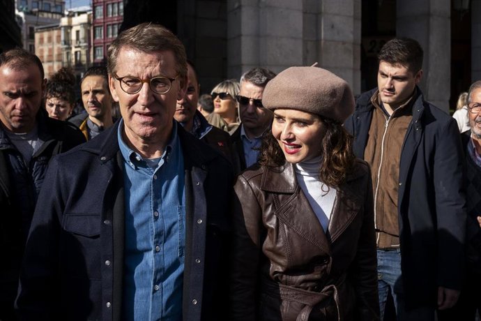 El presidente del Partido Popular, Alberto Núñez Feijóo, y la presidenta de la Comunidad de Madrid, Isabel Díaz Ayuso, visitan el mercadillo navideño en la Plaza Mayor de Madrid, a 26 de noviembre de 2023, en Madrid (España). 