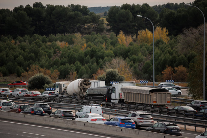 Varios coches circulan por la autovía A3, en Madrid 