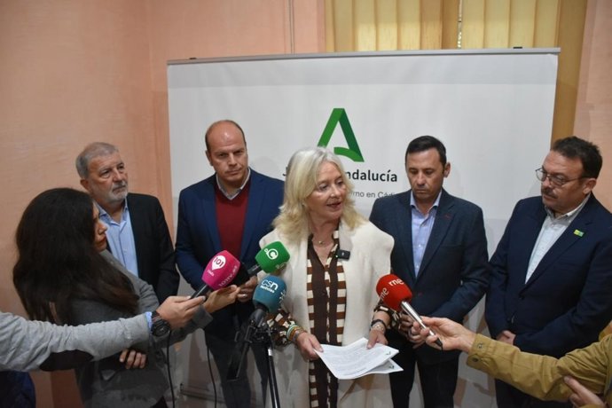 La delegada del Gobierno de la Junta de Andalucía en Cádiz, Mercedes Colombo, atiende a los medios antes de presidir el comité asesor provincial del Plan Infoca