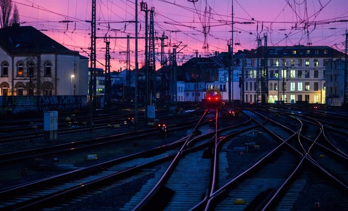 08 December 2023, Lower Saxony, Hannover: View of empty tracks at Hanover Central Station. The German Train Drivers' Union (GDL) had called for another 24-hour warning strike at Deutsche Bahn AG. Photo: Julian Stratenschulte/dpa