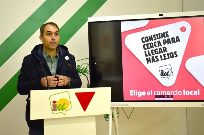 El coordinador de IU Andalucía y diputado de Sumar en el Congreso, Toni Valero, en rueda de prensa en Málaga