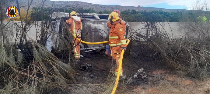 Muere una persona calcinada en el interior de un vehículo tras un accidente en A-35 en Vallada (Valencia)