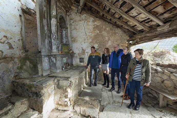 Visita de la consejera y el alcalde a la ermita de San Juan de Socueva.