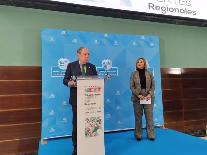 El consejero de Economía y Hacienda, Pedro Azpiazu, y la presidenta de Confebask, Tamara Yagüe, durante la presentación de la propuesta Euskadi Next: propuesta  vasca de Perte Regional