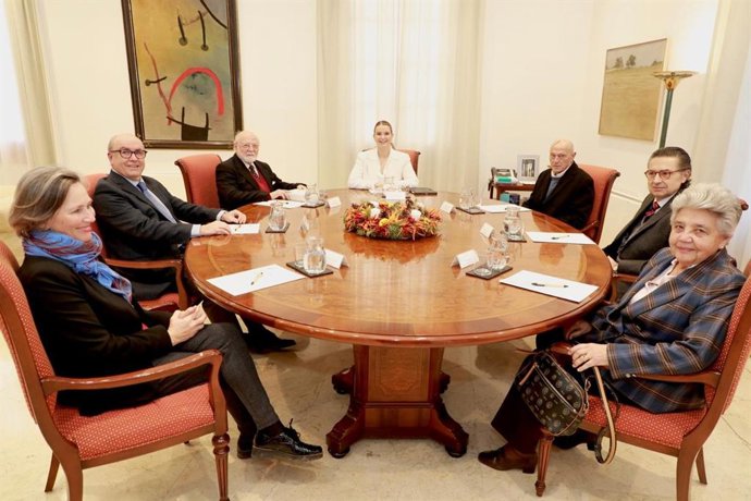 La presidenta del Govern, Marga Prohens, reunida con representantes de la Real Academia Mallorquina de Estudios Históricos, Genealógicos y Heráldicos.