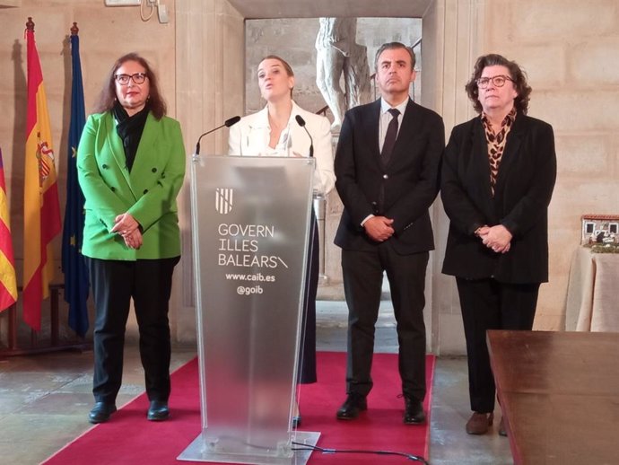 La presidenta del Govern, Marga Prohens, junto a los consellers García, Vera y Cirer.