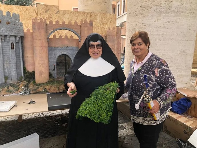 Sor Carmen Cabrera, hermana de la residencia de ancianos Santa Teresa de Jornet, y  la rectora de la UCAV, M del Rosario Sáez Yuguero.