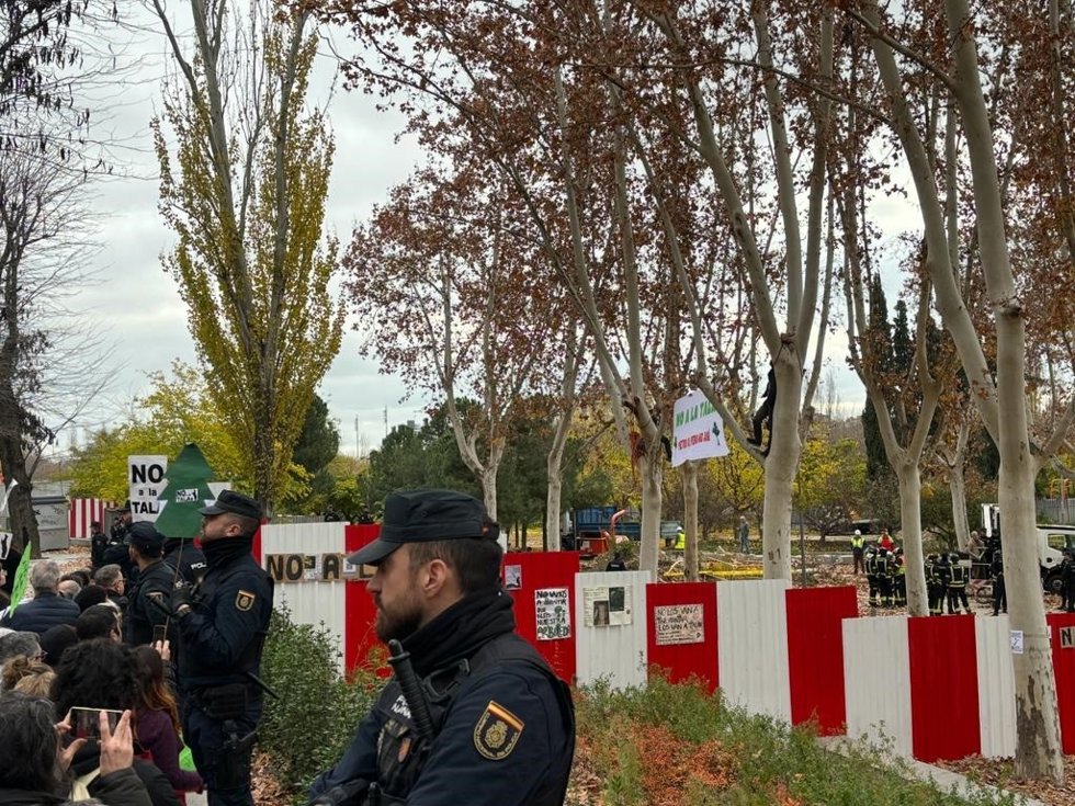 Vecinos protestando ante las vallas del Parque de Arganzuela donde se han iniciado las talas con motivo de las obras de ampliación de la L11 de Metro