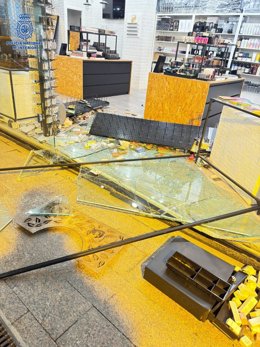 La Policía Nacional Detiene A Dos Hombres Tras Fracturar El Cristal Del Escaparate Y Sustraer La Caja Registradora De Establecimiento En El Centro De Murcia