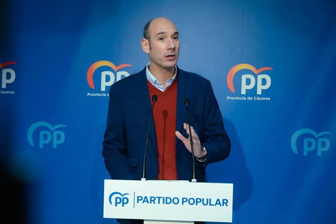 El portavoz del Partido Popular (PP) de Extremadura, José Ángel Sánchez Juliá, en una rueda de prensa en Cáceres
