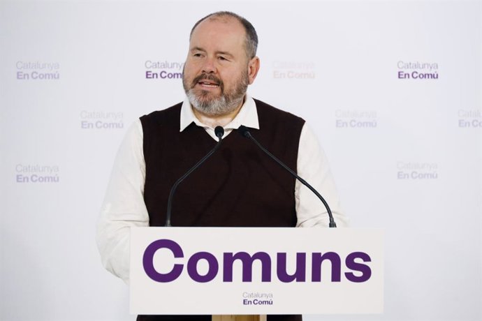 El portavoz de los comuns, Joan Mena, en rueda de prensa
