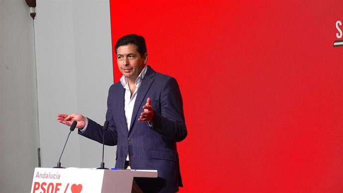 El coordinador de Presidencia del Grupo Parlamentario Socialista en Andalucía, Rafael Márquez, en rueda de prensa.