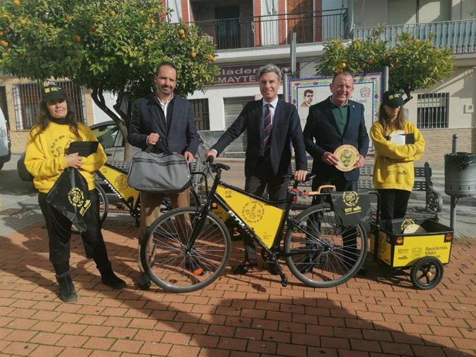 El presidente de Epremasa, Andrés Lorite (centro), en su visita a Hornachuelos.