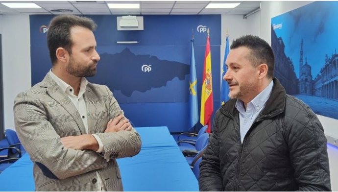 Álvaro Queipo junto a Javier Fernández Lanero.