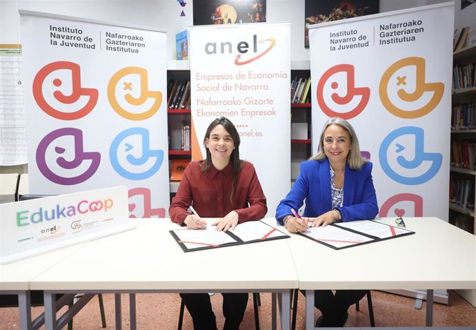 La vicepresidenta y consejera de Vivienda, Juventud y Políticas Migratorias, Begoña Alfaro, y la vicepresidenta de ANEL, Elena Sarasa, durante la firma del convenio.