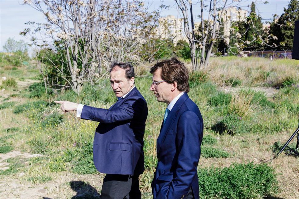 Archivo - El delegado de Medio Ambiente y Movilidad, Borja Carabante y el alcalde de Madrid José Luis Martínez-Almeida