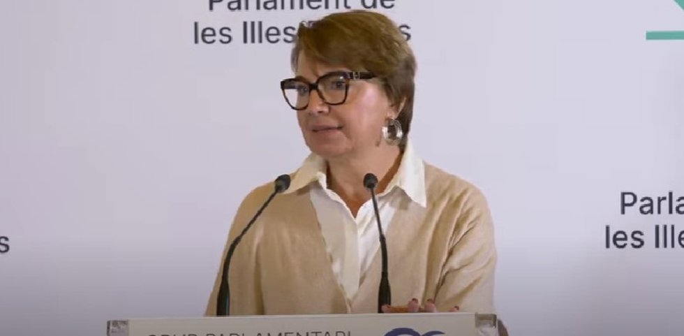 La portavoz parlamentaria adjunta del PP, Marga Durán, en rueda de prensa.
