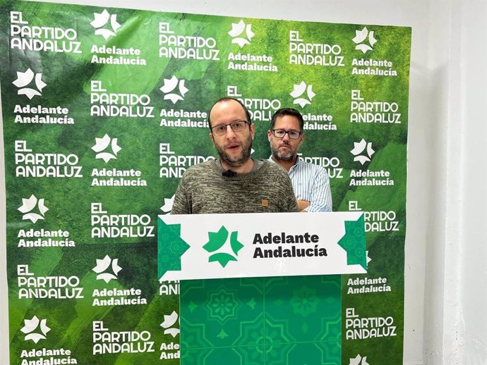 El responsable de Organización de Adelante Andalucía, Néstor Salvador, este lunes en rueda de prensa en Sevilla. Detrás de él, el portavoz parlamentario, José Ignacio García.