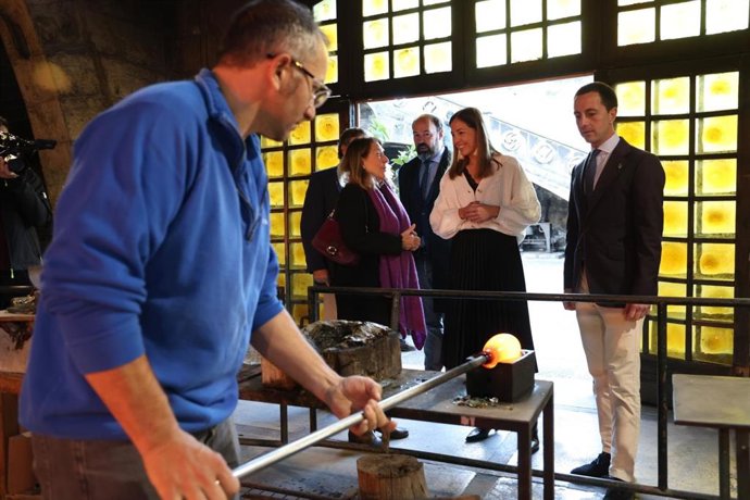 El presidente del Consell de Mallorca, Lloren Galmés, y la consellera de Cultura y Patrimonio, Antnia Roca, visitan la fábrica Vidres Gordiola