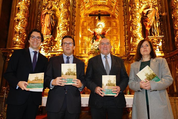 Presentación del libro 'Primero faltará la luz que cofrades en la cruz', de Javier Burrieza (segundo por la izquierda).