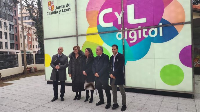 La consejera de Movilidad (C) junto a la presidenta de la Diputación de Palencia, Ángeles Armisén, en la inauguración del espacio Cyl Digital Palencia.