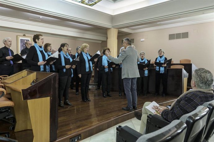 El Coro Amadeus, durante su muestra de actuación en el salón de Plenos de la Diputación de Segovia.