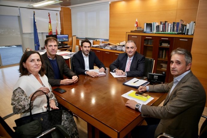 Reunión del consejero de Fomenrto, Roberto Media, con los presidentes de CEOE y Cámara de Comercio de Cantabria.