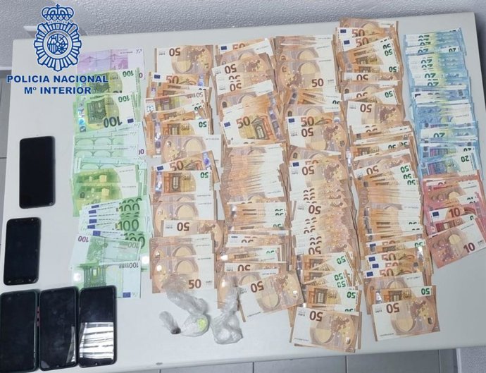 Dinero fraccionado en billetes intervenido a los detenidos.