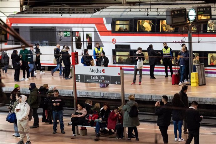 Varias personas en un andén el día en el que ha descarrillado un tren Almería-Madrid, en la estación de Puerta de Atocha-Almudena Grandes, a 26 de noviembre de 2023, en Madrid (España). Cercanías Madrid ha cortado la circulación de trenes entre Atocha y C