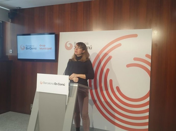 La portavoz de BComú en el Ayuntamiento de Barcelona, Janet Sanz, en la rueda de prensa de este lunes.