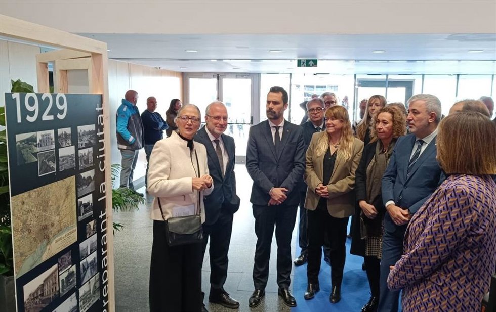 Torrent y Collboni observan los cambios producidos en Barcelona en motivo de la Exposición Internacional de 1929 junto a las conselleras Capella y Garriga
