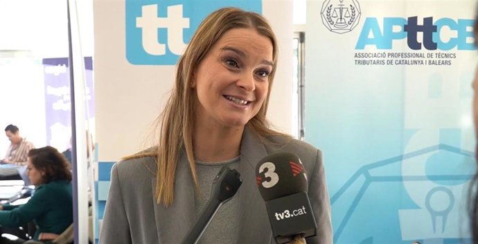 La presidenta del Govern, Marga Prohens, en declaraciones a los medios durante las 28 Jornadas Tributarias organizadas por la Asociación Profesional de Técnicos Tributarios de Cataluña y Baleares (APttCB).