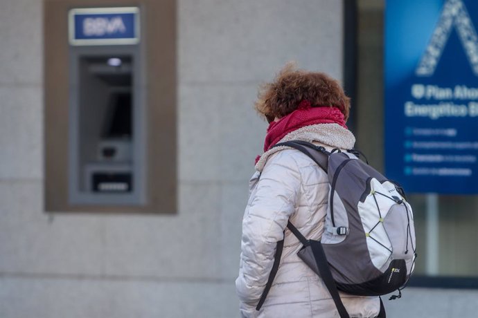 Archivo - Una mujer pasea abrigada, a 1 de diciembre de 2022, en Madrid (España). Las temperaturas han empezado a caer de manera notable esta semana tanto las máximas como sobre todo las mínimas, produciendo heladas en algunas zonas de la península. Seg
