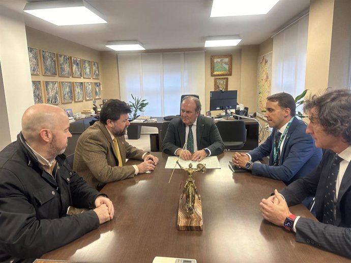 El presidente de Caja Rural de Extremadura, Urbano Caballo, y el secretario general de la Confederación Regional Empresarial Extremeña, Francisco Javier Peinado, en la firma del convenio.
