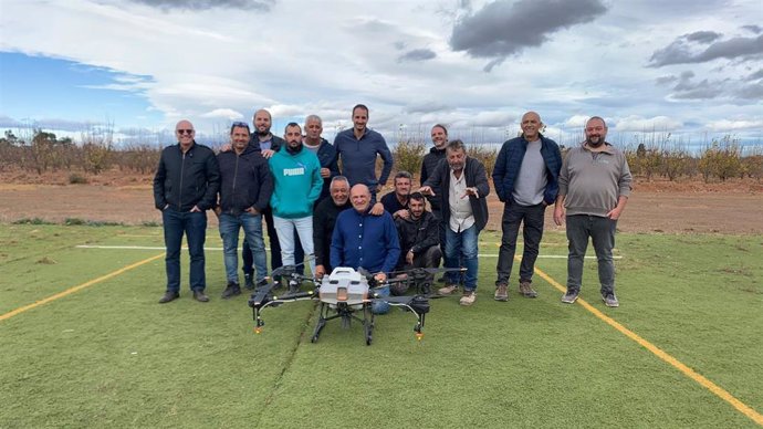 Primera promoción en grupo de pilotos aplicadores de productos fitosanitarios con drones para el cultivo de arroz, formada por la Unió Llauradora