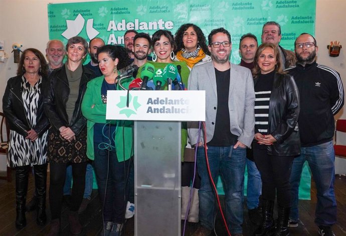 Archivo - La portavoz de Adelante Andalucía, Teresa Rodríguez, rodeada de integrantes de esta formación, en una imagen de archivo. 
